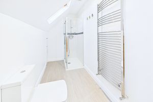 En-suite bathroom - click for photo gallery